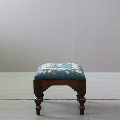 アンティークフットスツール プチポワン刺繍 木製 輸入家具 高さ29㎝ 幅55㎝ 奥行き33㎝ 【配送ランクS】【C889】