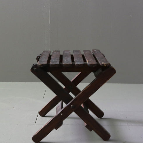 C108 折りたたみスツール 卓上展示台 木製 イギリス輸入家具 高さ23㎝ 幅24㎝ 奥行22㎝