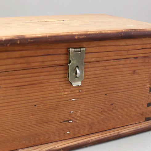 C116 鍵付きボックス 木製 イギリス輸入家具 高さ15㎝ 幅27㎝ 奥行19㎝