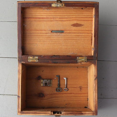 C116 鍵付きボックス 木製 イギリス輸入家具 高さ15㎝ 幅27㎝ 奥行19㎝