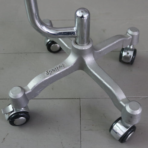 B123 トルソ 子ども キャスター付き 什器 高さ125㎝ 幅23㎝ 奥行23㎝