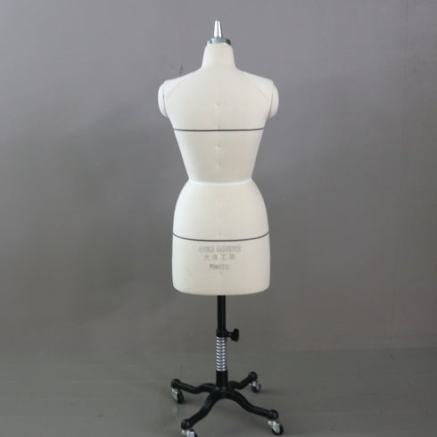 B124 トルソ キャスター付き 什器 高さ137㎝ 幅37㎝ 奥行33㎝