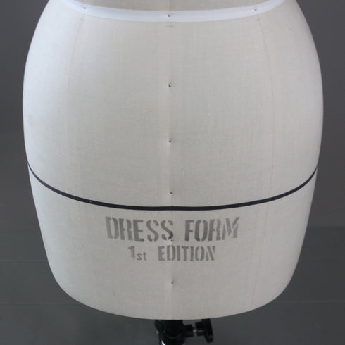 B124 トルソ キャスター付き 什器 高さ137㎝ 幅37㎝ 奥行33㎝