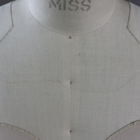 B124 トルソ キャスター付き 什器 高さ137㎝ 幅37㎝ 奥行33㎝