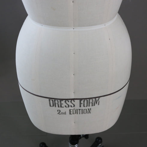 B125トルソ キャスター付き 什器 高さ137㎝ 幅37㎝ 奥行33㎝