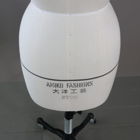 B125トルソ キャスター付き 什器 高さ137㎝ 幅37㎝ 奥行33㎝