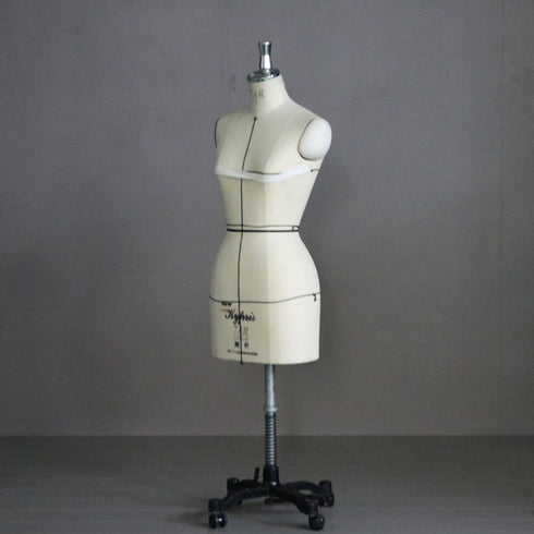 B152 トルソ 女性 キャスター付き 什器 高さ134㎝ 幅38㎝ 奥行31㎝