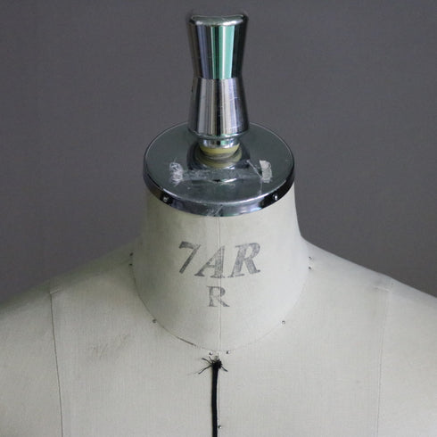 B152 トルソ 女性 キャスター付き 什器 高さ134㎝ 幅38㎝ 奥行31㎝