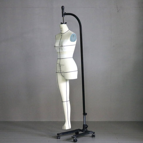 B155 吊り下げ式トルソ 女性 キャスター付き 什器 高さ176㎝ 幅34㎝ 奥行41㎝