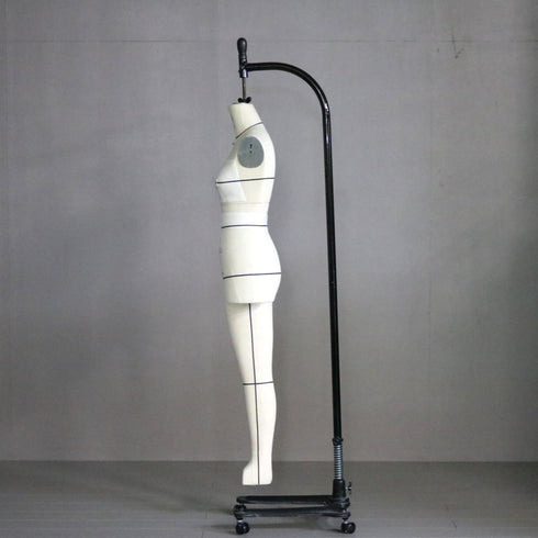 B155 吊り下げ式トルソ 女性 キャスター付き 什器 高さ176㎝ 幅34㎝ 奥行41㎝