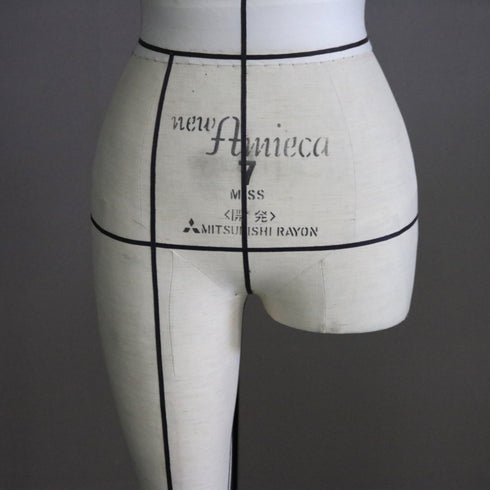 B155 吊り下げ式トルソ 女性 キャスター付き 什器 高さ176㎝ 幅34㎝ 奥行41㎝