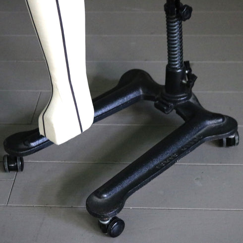 B155 吊り下げ式トルソ 女性 キャスター付き 什器 高さ176㎝ 幅34㎝ 奥行41㎝