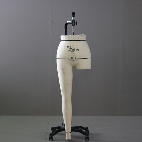 B156 吊り下げ式トルソ 女性 キャスター付き 什器 高さ131㎝ 幅41㎝ 奥行34㎝