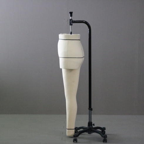 B156 吊り下げ式トルソ 女性 キャスター付き 什器 高さ131㎝ 幅41㎝ 奥行34㎝