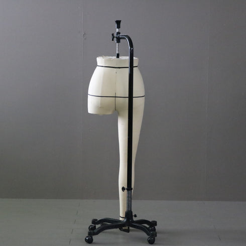 B156 吊り下げ式トルソ 女性 キャスター付き 什器 高さ131㎝ 幅41㎝ 奥行34㎝