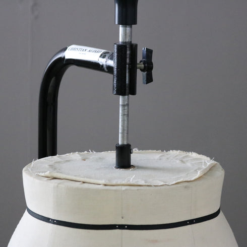 B156 吊り下げ式トルソ 女性 キャスター付き 什器 高さ131㎝ 幅41㎝ 奥行34㎝