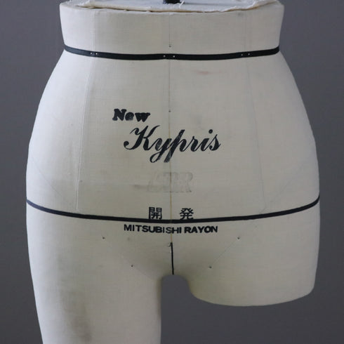 B156 吊り下げ式トルソ 女性 キャスター付き 什器 高さ131㎝ 幅41㎝ 奥行34㎝