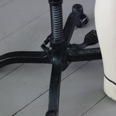 B156 吊り下げ式トルソ 女性 キャスター付き 什器 高さ131㎝ 幅41㎝ 奥行34㎝