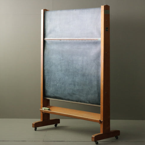 C173 Wilson&Garden Ltd. 木製 回転黒板 輸入家具 キャスター付き 高さ187㎝ 幅130㎝ 奥行53㎝