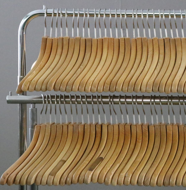 E182 ハンガー 木製 100本 H24/W42/D4