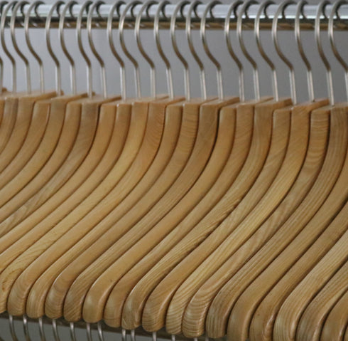 E182 ハンガー 木製 100本 H24/W42/D4