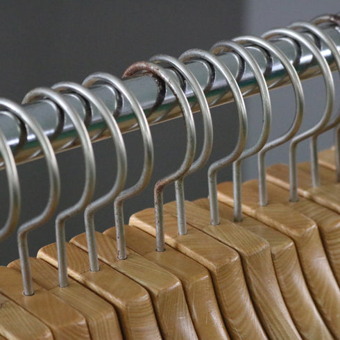 E182 ハンガー 木製 100本 H24/W42/D4