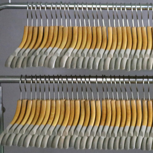 E201 ハンガー 木製 100本 H22/W38/D4