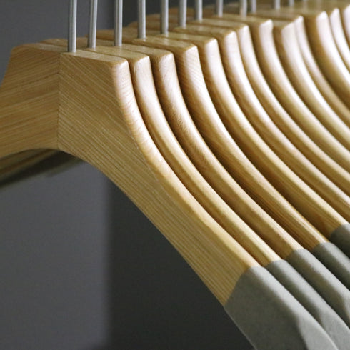 E201 ハンガー 木製 100本 H22/W38/D4