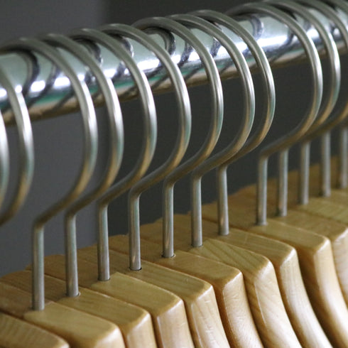 E201 ハンガー 木製 100本 H22/W38/D4