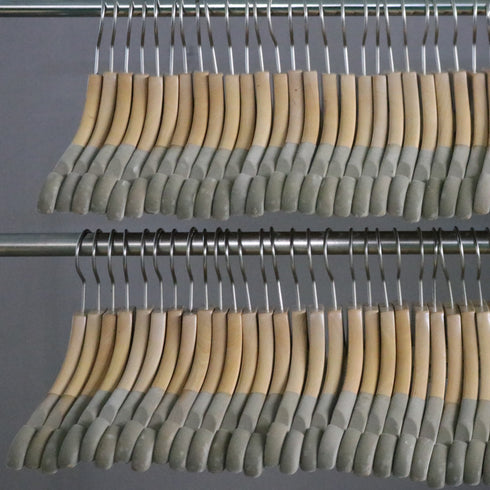 E202 ハンガー 木製 100本 H22/W38/D4