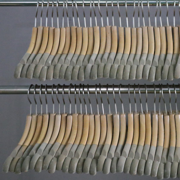 E202 ハンガー 木製 100本 H22/W38/D4