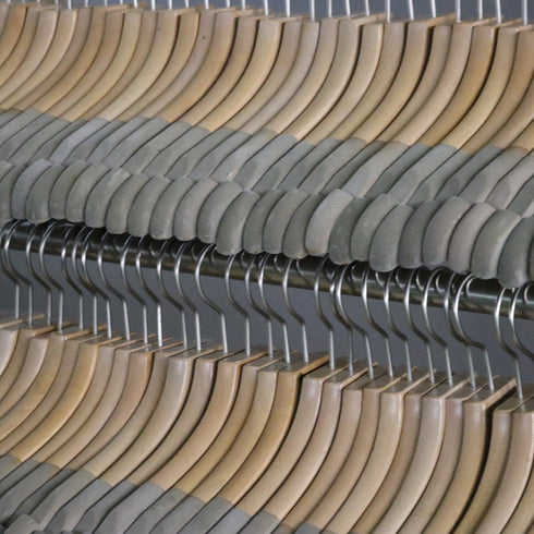 E202 ハンガー 木製 100本 H22/W38/D4