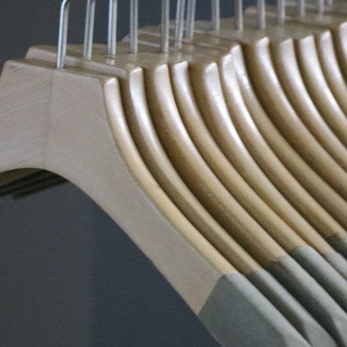 E202 ハンガー 木製 100本 H22/W38/D4