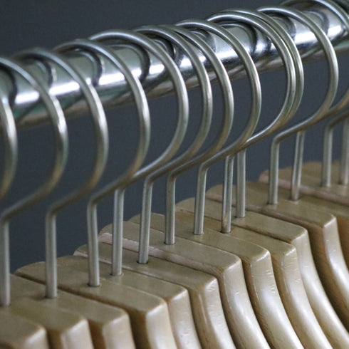 E202 ハンガー 木製 100本 H22/W38/D4