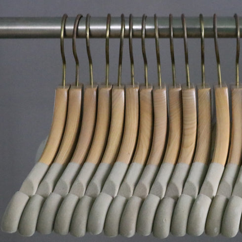 E202 ハンガー 木製 100本 H22/W38/D4