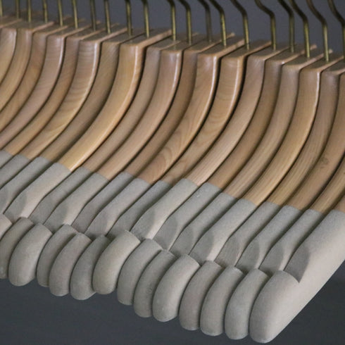 E202 ハンガー 木製 100本 H22/W38/D4