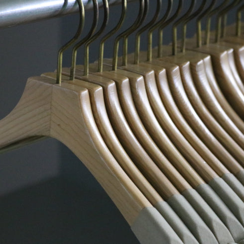 E202 ハンガー 木製 100本 H22/W38/D4