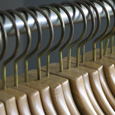 E202 ハンガー 木製 100本 H22/W38/D4