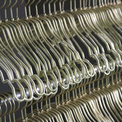 E208 ハンガー 金属製 100本 H23/W38/D5