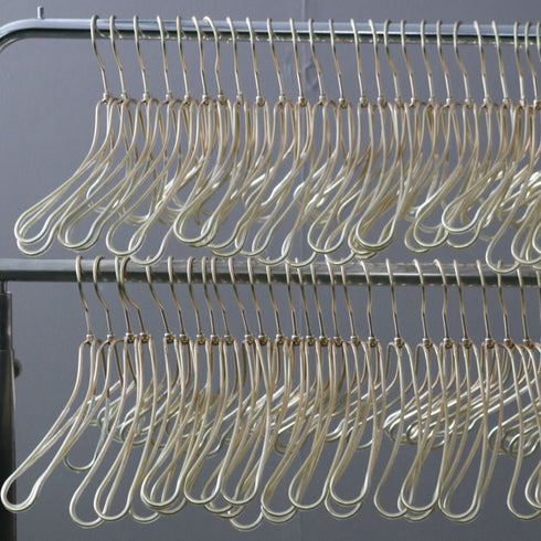 E209 ハンガー 金属製 100本 H24/W42/D5.5