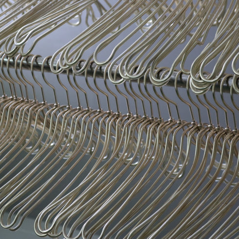 E209 ハンガー 金属製 100本 H24/W42/D5.5