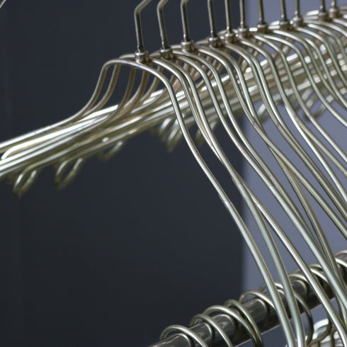 E209 ハンガー 金属製 100本 H24/W42/D5.5