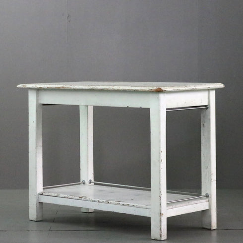 C250 白テーブル 展示台 木製 什器 高さ79㎝ 幅109㎝ 奥行き55㎝