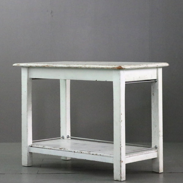 C250 白テーブル 展示台 木製 什器 高さ79㎝ 幅109㎝ 奥行き55㎝