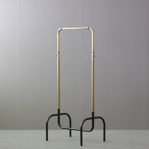 伸縮する金属製のハンガーラック