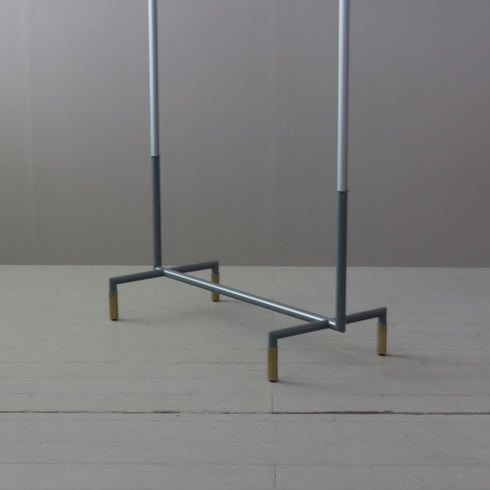 A421 ハンガーラック 金属製 伸縮 什器 高さ131㎝ 幅105㎝ 奥行き43㎝