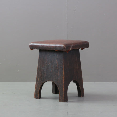 C452 革スツール 木製 イギリス輸入家具 高さ34㎝ 幅27㎝ 奥行27㎝