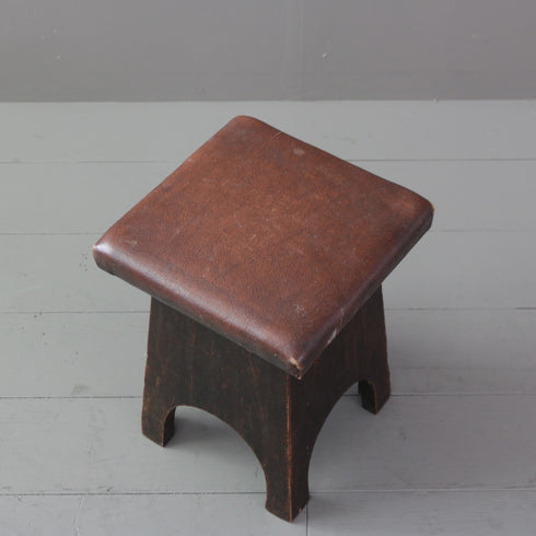 C452 革スツール 木製 イギリス輸入家具 高さ34㎝ 幅27㎝ 奥行27㎝