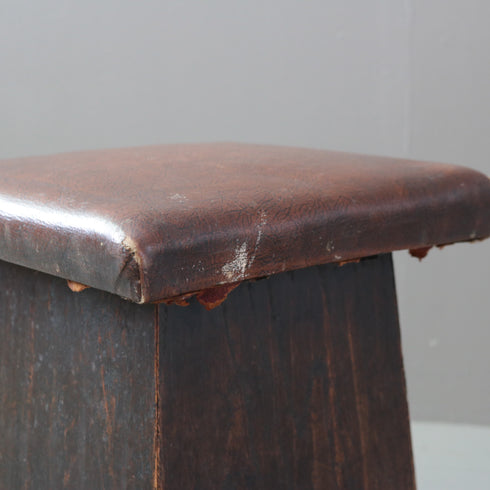 C452 革スツール 木製 イギリス輸入家具 高さ34㎝ 幅27㎝ 奥行27㎝