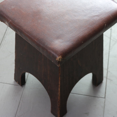 C452 革スツール 木製 イギリス輸入家具 高さ34㎝ 幅27㎝ 奥行27㎝